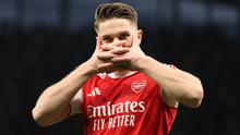 Pemain Arsenal, Viktor Gyokeres, merayakan gol kedua timnya dalam pertandingan Liga Inggris melawan Tottenham Hotspur di Emirates, Minggu (22/2/2026) malam WIB. (AP Photo/Ian Walton)