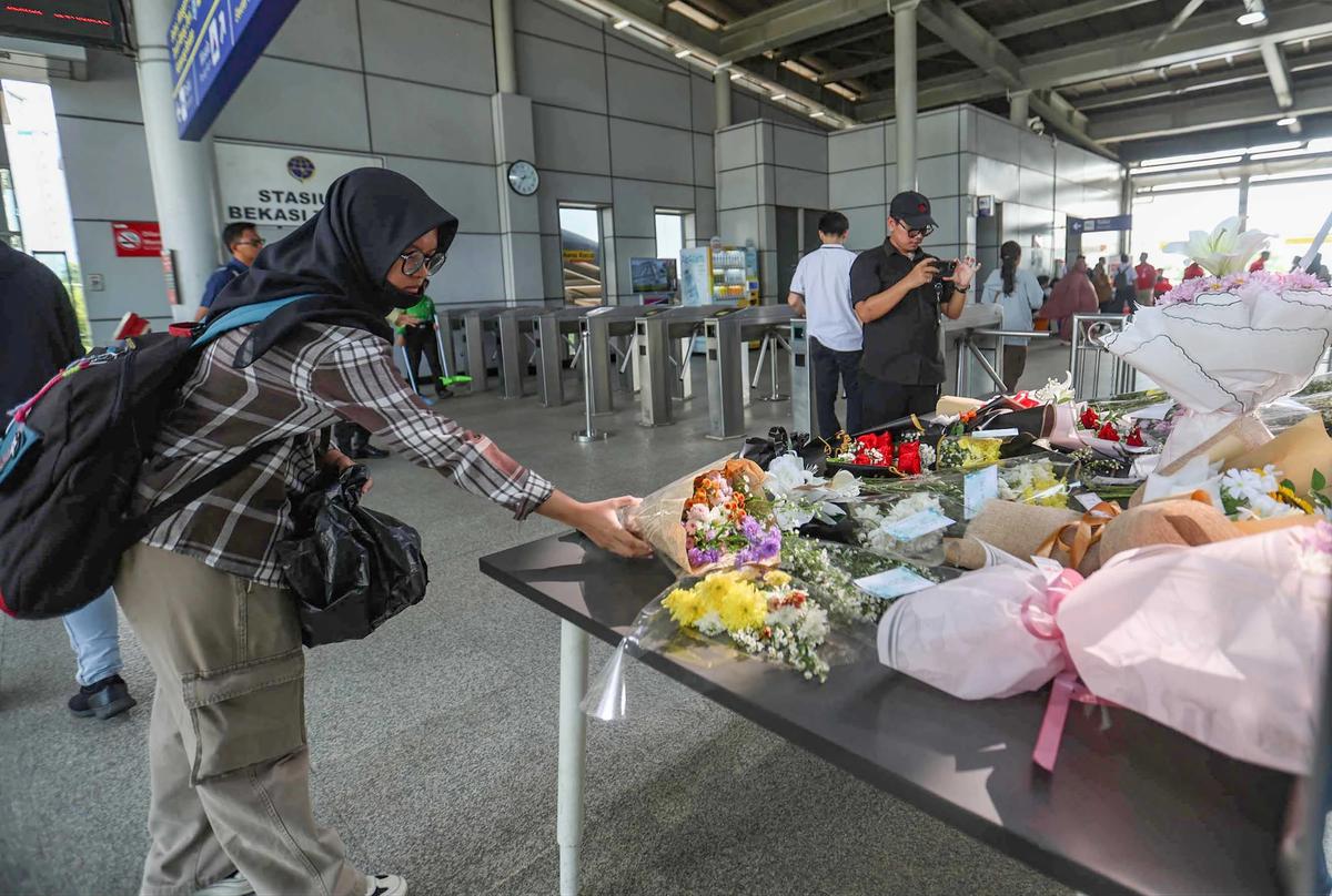FOTO: Karangan Bunga Berjejer di Stasiun Bekasi Timur Pasca Kecelakaan Kereta