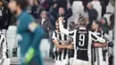 Pemain Juventus merayakan gol Douglas Costa ke gawang Genoa dalam lanjutan pertandingan Serie A di Stadion Allianz, Turin, Senin (22/1). Juventus mengatasi perlawanan Genoa dengan skor 1-0. (Alessandro Di Marco/ANSA via AP)