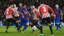 Bintang Barcelona, Lionel Messi, berusaha melewati hadangan pemain Athletic Bilbao. Kalah 1-2 pada leg pertama membuat Barcelona langsung menekan Bilbao sejak menit awal untuk membalikan keadaan. (EPA/Quique Garcia)