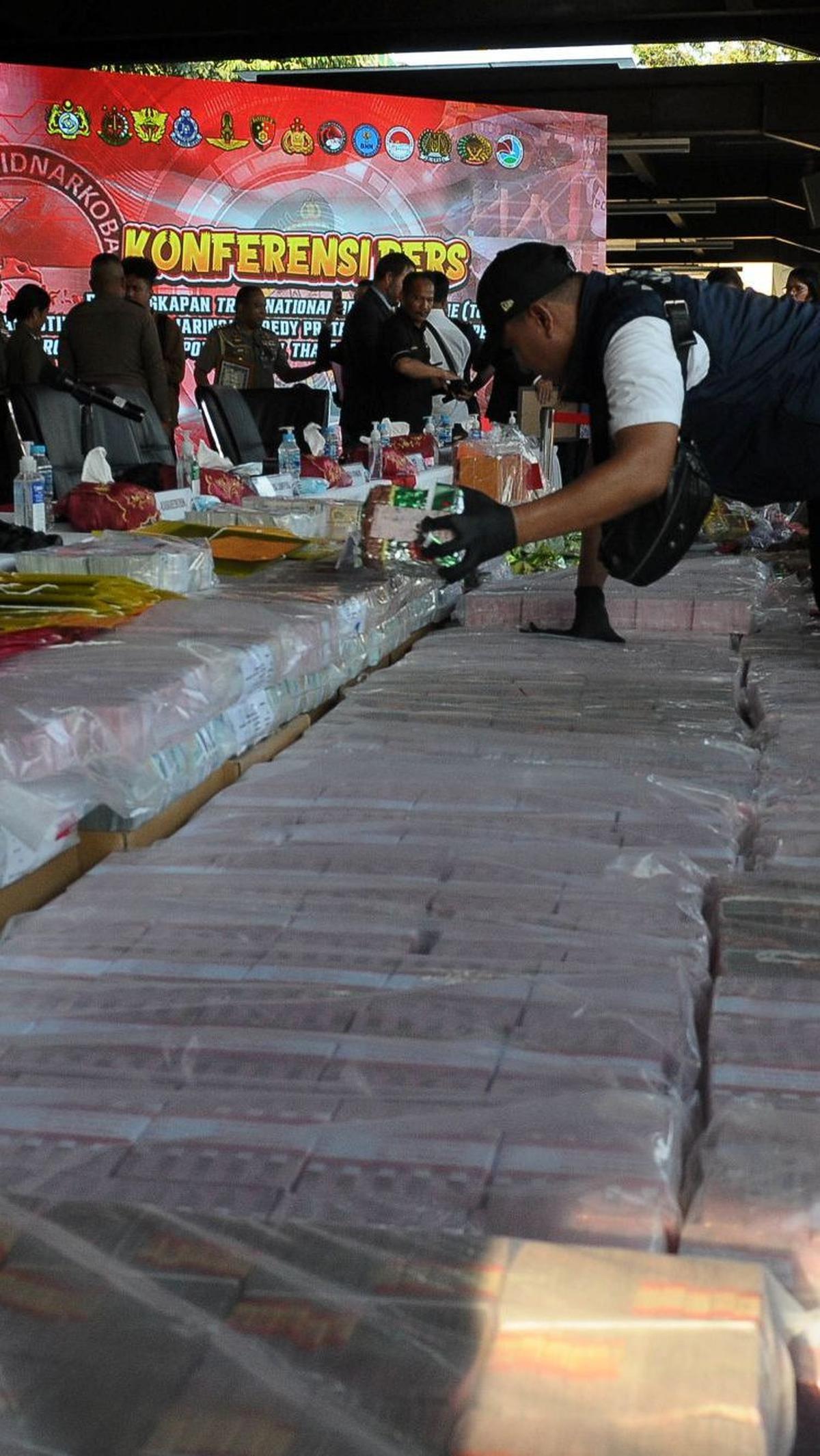 Keberhasilan pengungkapan tersebut berkat bekerja sama dengan Royal Malaysia Police, Royal Malaysian Customs Departement, Royal Thai Police, Us-Dea, dan instansi terkait lainnya.