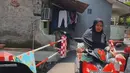 <p>"Ke TPS naik motor karena akses pada ditutup, tapi tetep harus nyoblos dong! Kalian vote nggak tadi?" tulis BCL. (Foto: Instagram/ itsmebcl)</p>