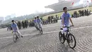 Pelajar mengikuti kegiatan Sepeda Nusantara 2018 di kawasan Monas, Jakarta, Kamis (9/8). Selain untuk mendukung program membuat langit Jakarta biru bebas dari polusi, program jni juga untuk menyambut Asian Games 2018. (Liputan6.com/Immanuel Antonius)