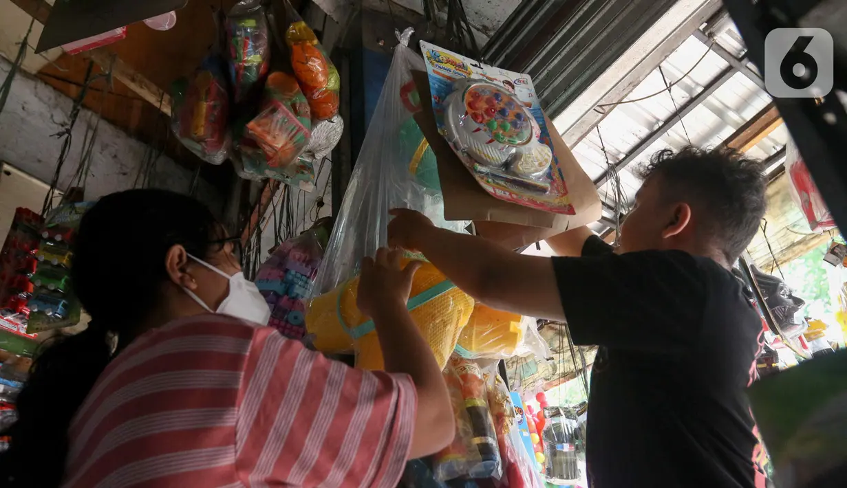 Pada libur lebaran 2024 ini, penjualan mainan anak-anak di Pasar Gembrong mengalami peningkatan. (Liputan6.com/Herman Zakharia)