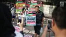 Relawan Gerakan Kebajikan Pancasila mengangkat poster saat meggelar aksi Pemilu Gembira Melawan Hoax di Bundaran HI, Jakarta, Minggu (3/1). Relawan ini juga mengajak masyarakat bersama-sama melawan Hoax jelang Pemilu. (Liputan6.com/Faizal Fanani)