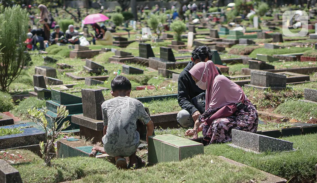 Sejumlah umat muslim membesihkan makam keluarganya di Tempat Pemakaman Umum (TPU) Karet Tengsin, Jakarta, Minggu (27/3/2022). Sepekan jelang datangnya bulan suci Ramadan, banyak warga yang melakukan tradisi ziarah makam untuk mendoakan keluarganya. (Liputan6.com/Faizal Fanani)