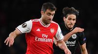 Bek Arsenal, Sokratis Papastathopoulos (kiri) mengontrol bola dibayangi pemain Eintracht Frankfurt pada matchday kelima Grup F Liga Europa di Emirates Stadium, London, Kamis (28/11/2019). Arsenal ditaklukkan Eintracht Frankfurt dengan skor 1-2 di kandang mereka sendiri. (DANIEL LEAL-OLIVAS/AFP)