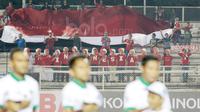 Suporter Timnas Indonesia. (Bola.com/Nicklas Hanoatubun)