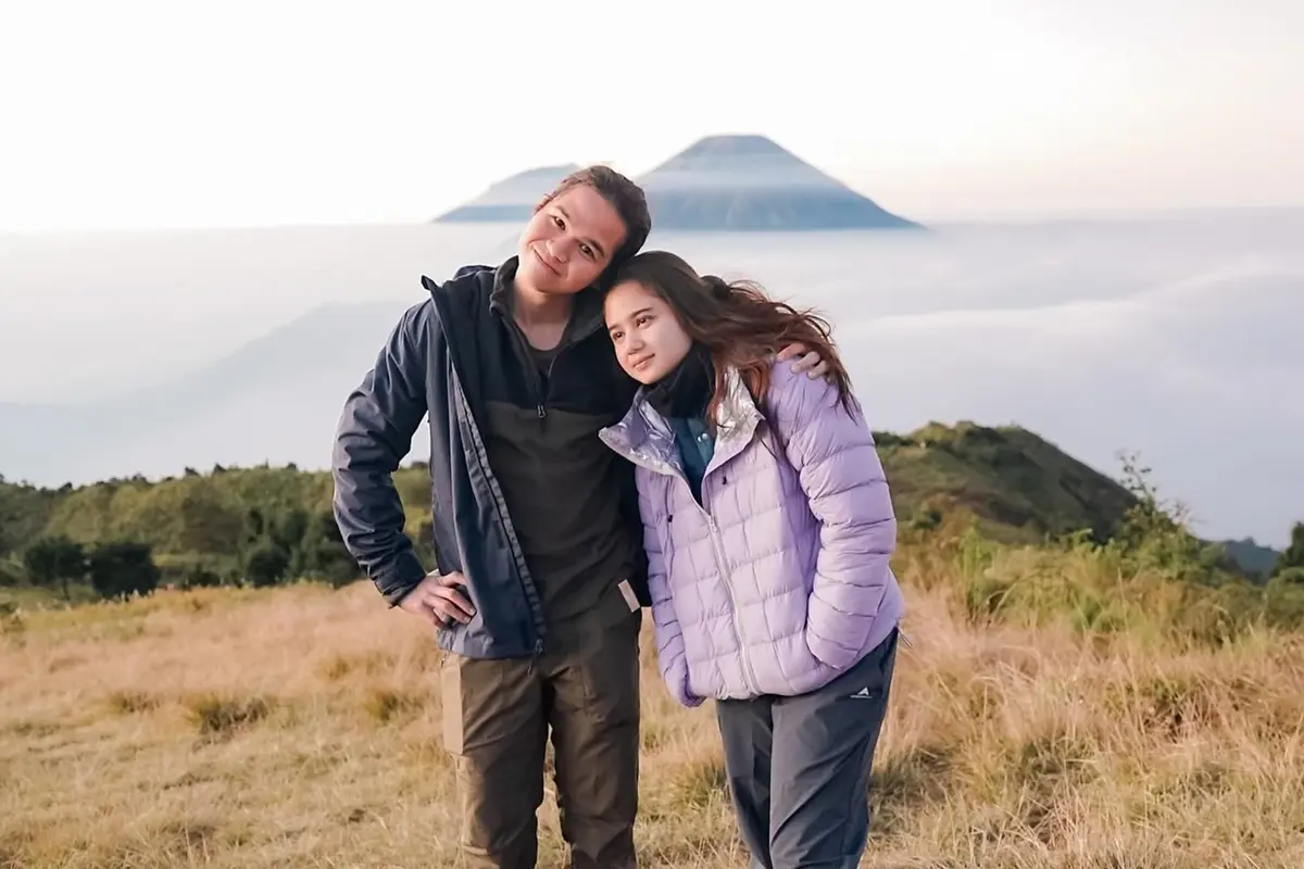 Potret Mountain Date Tissa Biani dan Dul Jaelani di Gunung Prau, Sweet Banget