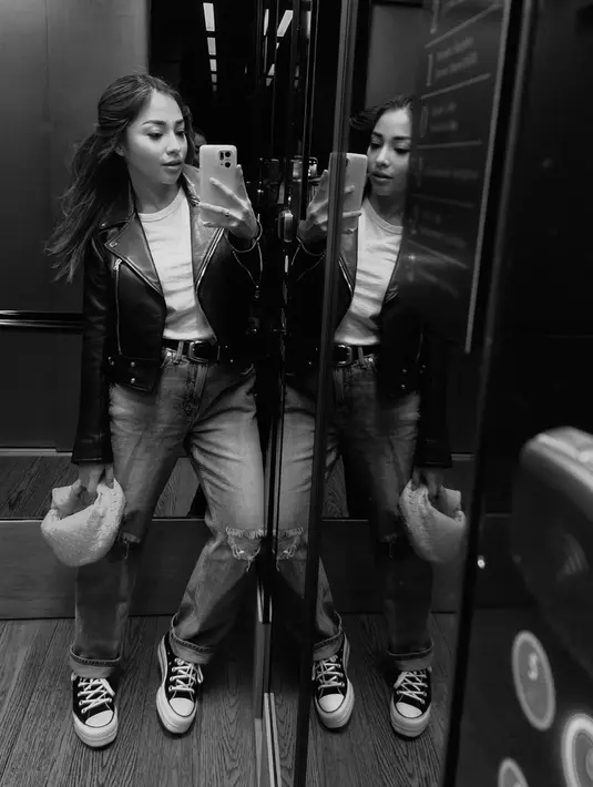 Baru-baru ini, Nikita Willy mengunggaf foto mirror selfie kala liburan di Eropa. Pemain sinetron Cinta Nikita itu tampil kasual mengenakan leather jacket yang dipadukan dengan jeans dan sneakers.(Liputan6.com/IG/@nikitawillyofficial94)