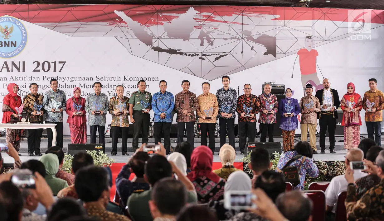 Sejumlah peserta yang memerangi narkoba mendapatkan penghargaan HANI 2017 dalam puncak peringatan Hari Anti-Narkoba Internasional (HANI) di Plaza Tugu Api Pancasila, Taman Mini Indonesia Indah, Jakarta, Kamis (13/7). (Liputan6.com/Faizal Fanani)
