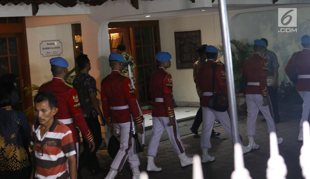 Anggota Pasukan Pengamanan Presiden (Paspampres) terlihat bersiap menyambut jenazah almarhum Presiden RI ke-3 BJ Habibie di kediamannya di Patra Kuningan, Jakarta Selatan, Rabu (11/9/2019). BJ Habibie meninggal dunia setelah menjalani perawatan di RSPAD. (Liputan6.com/Angga Yuniar)