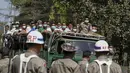 Para narapidana yang akan segera dibebaskan berada di atas truk saat pemberian amnesti yang menandai peringatan 74 tahun Hari Persatuan Myanmar di penjara Insein di Yangon, Myanmar (12/2/2021). Militer Myanmar memerintahkan untuk pembebasan lebih dari 23.000 tahanan. (AP Photo)