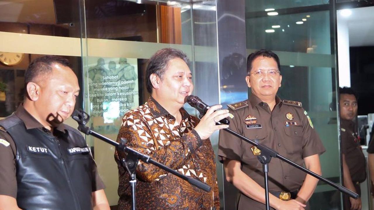 Apalagi pada saat yang relatif sama muncul desakan pergantian Airlangga melalui Munaslub oleh sejumlah kelompok di internal Partai Golkar.