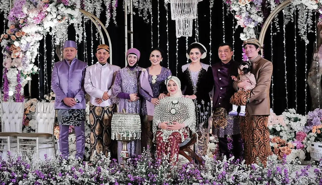 Berbeda dengan acara Mitoni baby number 2, yang masih disebut adik oleh Aurel Hermansyah sendiri. Aurel dan Atta kali ini memilih nuansa serba ungu. [Foto: Instagram/attahalilintar]