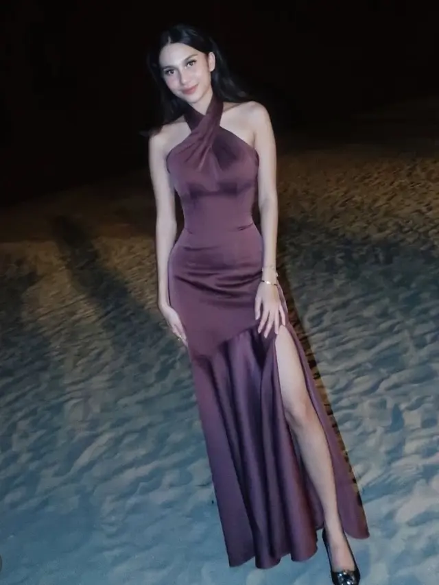 Sleeveless Dress Berbagai Warna Azizah Salsha saat Kondangan. [@azizahsalsha_]