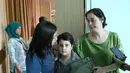 Roweina Umboh menenangkan dua anaknya; Sharon Sahertian dan Sean Sahertian.  (Galih W. Satria/Bintang.com)