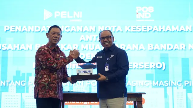 Direktur Utama PELNI Logistics Sukendra (kiri) bersama dengan Plt. Direktur Utama POS Indonesia Haris (kanan) usai penandatanganan MoU. (Dok PELNI)