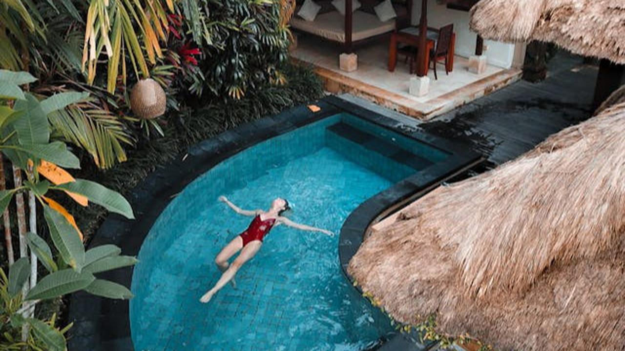 Ilustrasi Wanita sedang Berenang di Tempat yang Tenang