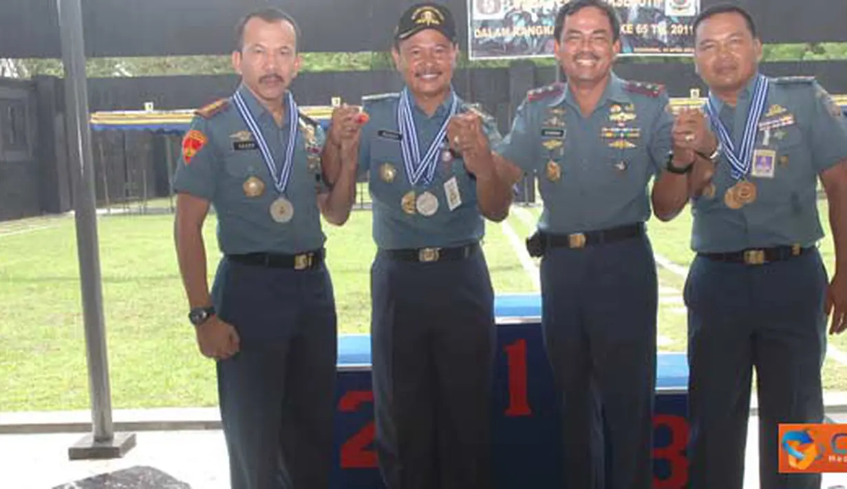 Citizen6, Cirebon: Para perwira tinggi sedang melakukan persiapan untuk lomba menembak, dalam rangka Hardikal ke-65 di Lap. Tembak Kodikmar Kobangdikal, Gunungsari, Senin (25/4). (Pengirim: Mayor Laut Rohman Arif, S.Sos)