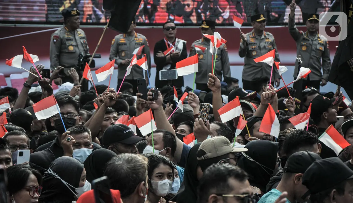 Kapolri Jenderal Listyo Sigit Prabowo didampingi barisan jenderal Polri turut menyaksikan parade Kirab Merah Putih di kawaan Bundaran HI, Jakarta Pusat, Minggu (28/8/2022). Sebanyak 50.000 orang membentangkan bendera merah putih sepanjang 1.700 meter dari kawasan Monas hingga Bundaran HI yang merupakan rangkaian dalam memperingati Hari Kemerdekaan Indonesia dengan tema 'Pulih Lebih Cepat, Bangkit Lebih Kuat. (merdeka.com/Iqbal S Nugroho)