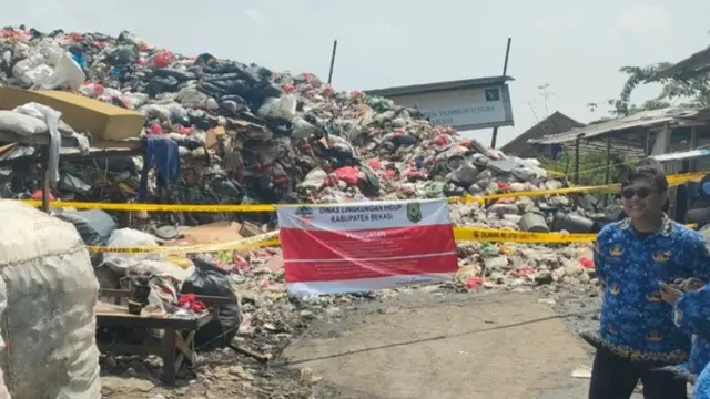 Area TPS ilegal di Kampung Turi, Kabupaten Bekasi disegel petugas gabungan dengan memasang garis PPLH serta membentangkan spanduk larangan aktivitas pembuangan di sekitar area.