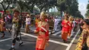 Tampak masyakarat antusias sepanjang jalan dari Monas ke Istana menyaksikan kirab dalam rangkaian upacara HUT ke-78 RI. (Liputan6.com/Angga Yuniar)