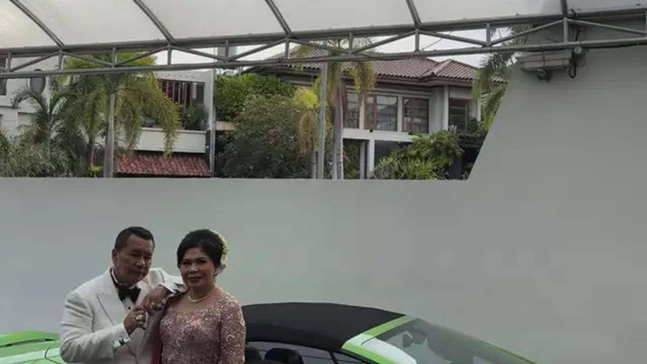 7 Potret Penampilan Keluarga Hotman Paris di Pernikahan Frank Hutapea, Elegan