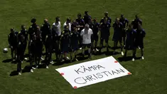 Tim Swedia berpose di sebelah tanda bertuliskan "Get Well Christian" untuk gelandang Denmark Christian Eriksen selama sesi latihan di stadion La Cartuja di Seville, Spanyol, Minggu (13/6/2021). Swedia akan bertanding melawan Spanyol pada Grup E Euro 2020. (Julio Munoz/Pool via AP)