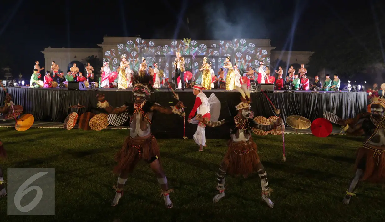 Penari menampilkan tarian khas daerah Papua saat pagelaran "Nusantara Berdendang", Jakarta, Jumat (28/10). Acara ini dihadiri Presiden Jokowi, Wapres Jusuf Kalla dan sejumlah Menteri Kabinet Kerja. (Liputan6.com/Faizal Fanani)