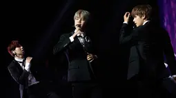 Boyband K-pop, BTS tampil dalam konser negara persahabatan antara Korea Selatan dan Prancis, di Paris, Minggu (14/10). Konser tersebut juga merupakan bagian dari tur dunia yang tengah BTS lakukan di Eropa, seperti Belanda dan Jerman. (YOAN VALAT/POOL/AFP)