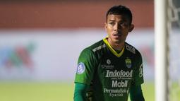 Teja Paku sukses menjadi pilhan Robert Albert di bawah mistar gawang Persib Bandung meski baru dimainkan pada pekan kelima BRI Liga 1 2021/2022 akibat masalah kebugaran. Teja dikenal sebagai penjaga gawang yang memiliki kelebihan pada refleks yang cepat. (Bola.com/Bagaskara Lazuardi)