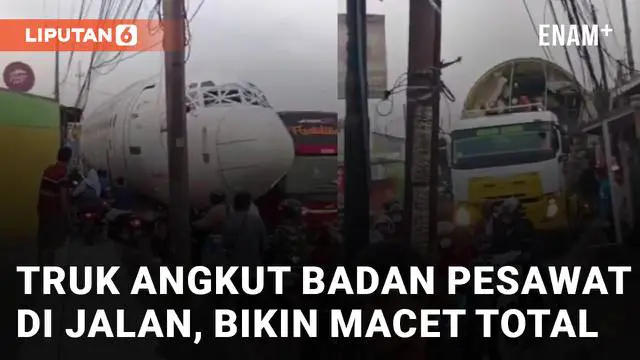 Sebuah truk mengangkut badan pesawat di jalan viral di media sosial