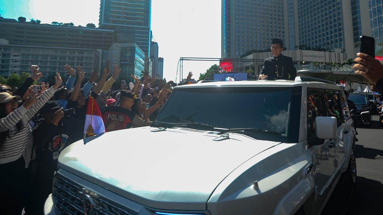 Jokowi menuju Bandara Halim Perdanakusuma naik Maung Garuda putih