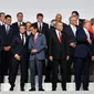 Presiden Prancis Emmanuel Macron merangkul Presiden Jokowi. (Biro Pers Istana)