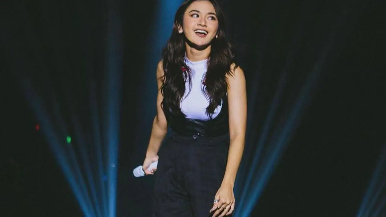 10 Potret Gaya Mahalini yang Selalu Totalitas saat Manggung dengan Busana Formal-Kasual