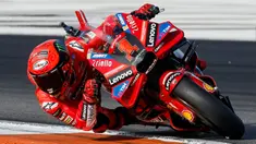 Pembalap Italia Francesco Bagnaia dari Tim Ducati Lenovo mengemudikan sepeda motornya saat balapan MotoGP Valencia 2023, balapan terakhir musim ini, di Sirkuit Ricardo Tormo, Cheste dekat Valencia, Spanyol, Minggu (26/11/2023). (AP Photo/Alberto Saiz)
