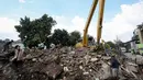 Sejumlah warga mencari sisa-sisa barang di lokasi penggusuran Pinangsia, Jakarta Barat, Kamis (28/05/2015). Warga terpaksa bertahan di lokasi penggusuran karena ditolak saat akan mengambil kunci di Rusun Marunda. (Liputan6.com/ Faizal Fanani)