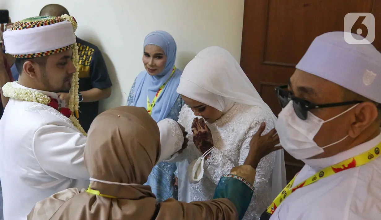 Suasana pernikahan anak narapidana terorisme (napiter) di Rumah Tahanan Polda Metro Jaya, Sabtu (14/5/2022). Dentasemen Khusus (Densus) 88 Polri bekerjasama dengan Satuan Perawatan Tahanan dan Barang Bukti (Sat Tahti) memfasilitasi pernikahan anak narapidana terorisme (napiter) Husein Hasny (Habib Husein). (Liputan6.com/Herman Zakharia)