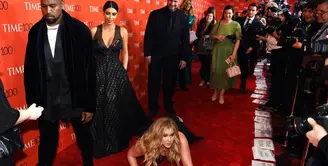 Amy Schumer secara sengaja menjatuhkan dirinya di depan Kim Kardashian dan Kanye West. Ia mengaku bahwa tidakannya itu adalah hal lucu yang bisa menarik perhatian Kimye. (Getty Images/Cosmopolitan)