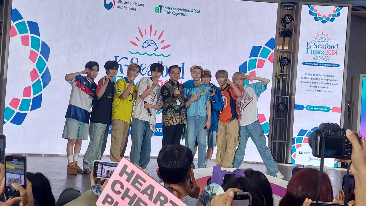 Penampilan WHIB di K-Seafood Fiesta 2024