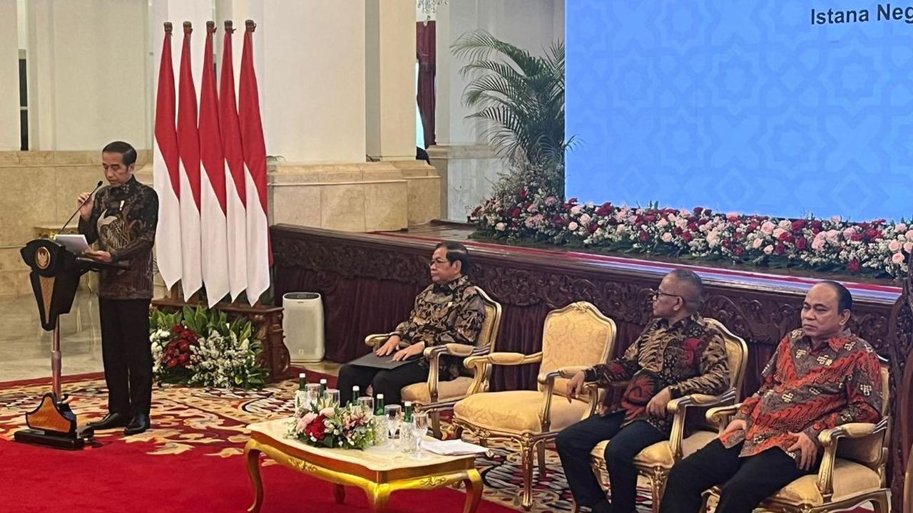 Menurut Jokowi, pemerintah juga kerap mendapatkan kritikan pedas, bahkan sampai di luar konteks dan tidak jelas tujuannya.<br>