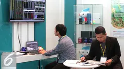 Pekerja saat menjaga stan di pameran Investor Summit 2015 di Bursa Efek Indonesia, Jakarta, Kamis (12/11/2015). Investor Summit diselengarakan sebagai upaya agar masyarakat Indonesia paham tentang pasar modal. (Liputan6.com/Angga Yuniar)
