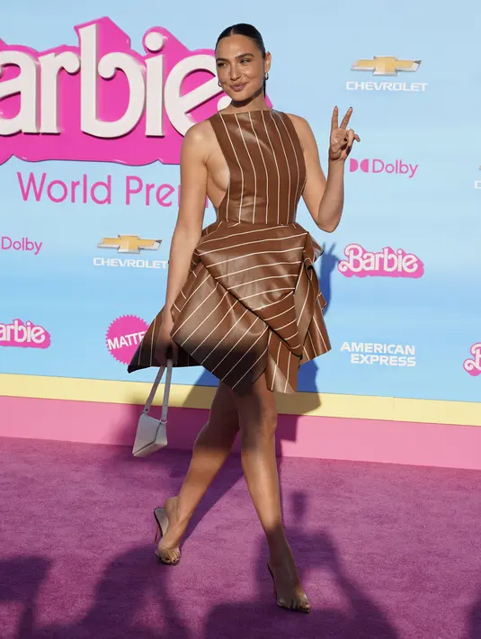 Gadot melangkah keluar dengan gaun tanpa lengan berwarna coklat yang memukau yang memamerkan beberapa sideboob dengan garis-garis vertikal putih, yang membentuk dirinya menjadi busur yang rumit, untuk acara tersebut. (AP Photo/Chris Pizzello)