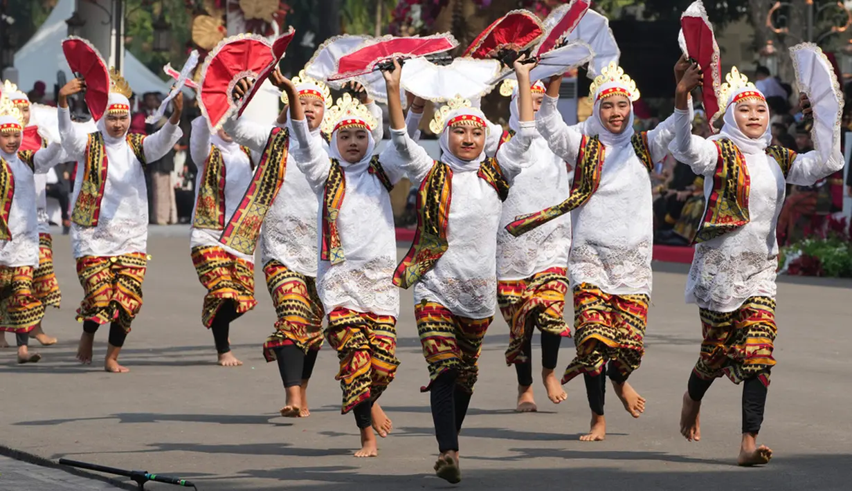 Acara dimeriahkan Paduan Suara dan Orkestra Gita Bahana Nusantara, berlanjut demo udara dan aksi teaktrikal dari Garuda Flight dan Nusantara Flight di sisipkan pemutaran lagu Maumere yang diikuti joget bersama atau flashmob dari peserta upacara. (AP Photo/Achmad Ibrahim)