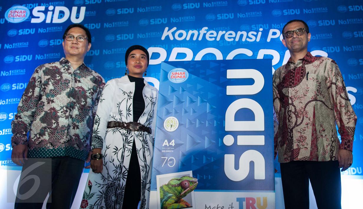 SiDU Consumer Domestic Business Head Martin Jimi, Penulis Novel Okky Madasari dan Asia Pulp and Paper Consumer Business Unit head Sovan K. Ganguly meresmikan inovasi terbaru kertas SiDU, Jakarta, Selasa (21/3). (Liputan6.com/Gempur M Surya)