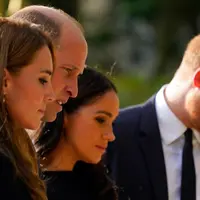 (kiri ke kanan) Kate Middleton dan Pangeran William bersama Meghan Markle dan Pangeran Harry melihat bunga untuk mendiang Ratu Elizabeth II di luar Kastil Windsor, Windsor, Inggris, 10 September 2022. Kedua pasangan berpakaian serba hitam sebagai tanda berkabung. (AP Photo/Alberto Pezzali)