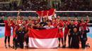 Para pemain, pelatih, dan official Timnas Voli Putra Indonesia merayakan kemenangan timnya usai berhasil menyabet medali emas SEA Games 2021 setelah mengalahkan tuan rumah Vietnam pada laga final yang berlangsung di Dai Yan Sports Arena, Quang Ninh Vietnam, Minggu, 22 Mei 2022. Skuat asuhan Jiang Jie berhasil menang telak dengan skor 3-0 (25-22, 25-18, dan 25-15). (Foto: Kemenpora/PP SIWO PWI/Erly Bahtiar)