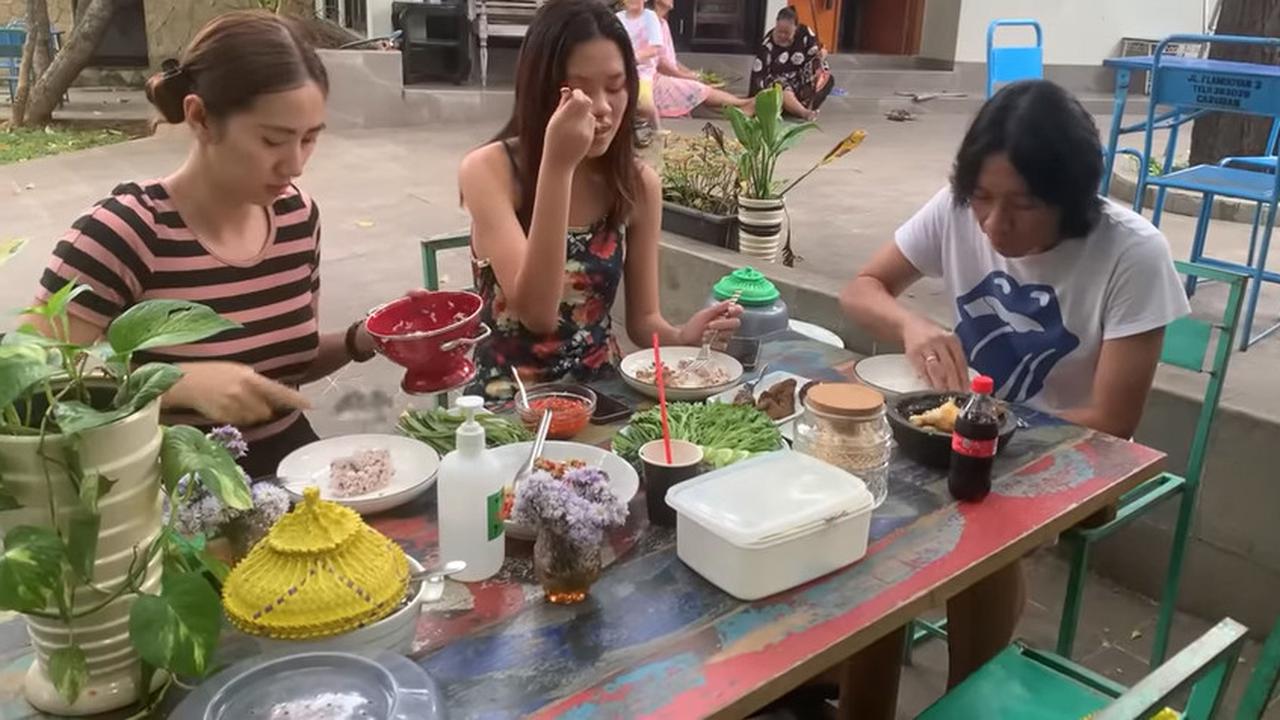 Ilustrasi orang makan dengan lalapan