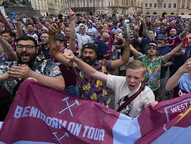 Sejumlah pendukung West Ham memadati Old Town Square menjelang laga final UEFA Conference League 2022/2023 di Praha, Republik Ceska, Rabu (07/06/2023). (AP Photo/Darko Bandic)